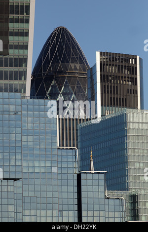 La City de Londres de la South Bank, gros plan des bâtiments. Montrant le bâtiment Gherkin et Walkie Talkie. Banque D'Images