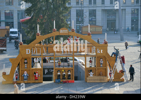 Marché de Noël Striezelmarkt est mis en place, place Altmarkt à Dresde, Saxe Banque D'Images