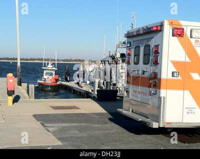 Les membres de l'équipage de la Garde côtière de Barnegat Light, N.J., victime d'une blessure à la tête d'évacuation sanitaire Vendredi, 25 octobre, 2013. Le 47-year-old Banque D'Images