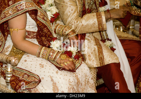Bride and Groom vêtu de tous leurs plus beaux atours pour célébrer leur mariage hindou traditionnel. Banque D'Images