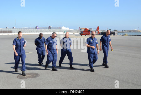 Adm arrière. Ray Charles de La Garde côtière canadienne, Région du Pacifique, commandant adjoint est fourni par une visite de la station d'Air direction de San Francisco Banque D'Images