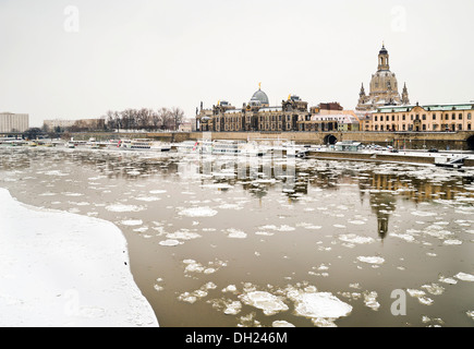 Banque de l'Elbe à Dresde dans la neige, l'Elbe est fermé à la navigation, les navires de la flotte blanche sont à l'ancre, Dresde Banque D'Images