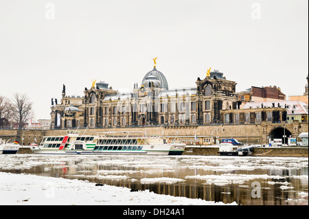 Banque de l'Elbe à Dresde dans la neige, l'Elbe est fermé à la navigation, les navires de la flotte blanche sont à l'ancre, Dresde Banque D'Images