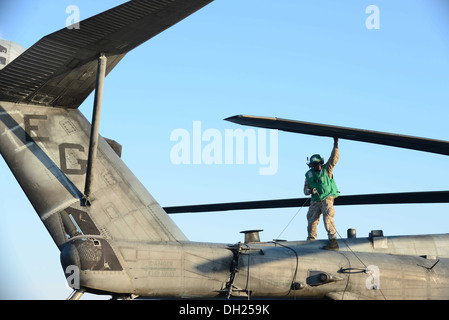 Océan Atlantique, (oct. 24, 2013) -- Le Sgt. Mitchel Stewart originaire de New York s'apprête à ranger les rotors d'un CH-53E Super Stalli Banque D'Images