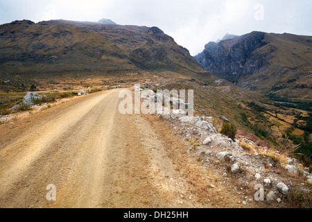 Route menant à la vallée, Cojup Churup dans les Andes, le Pérou, Amérique du Sud Banque D'Images