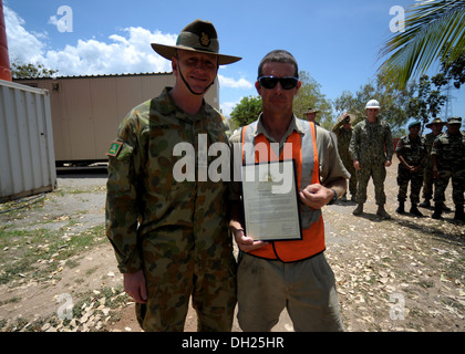 METINARO, le Timor-Leste - (oct. 25, 2013) Australian Defence Force (ADF) 1re Brigade et à Brigue. Le général John Frewen présente une l Banque D'Images