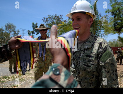 METINARO, le Timor-Leste - (oct. 25, 2013) U.S. Navy Seabee Le Lieutenant Brant Oglesby, Mobile Naval Construction Battalion (NMCB) 3's Timor Oriental Banque D'Images