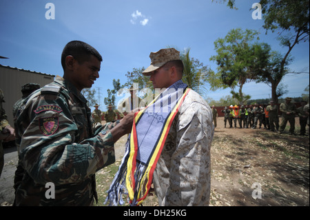 METINARO, le Timor-Leste - (oct. 25, 2013) U.S. Marine Corps 1Lt Richard Fitzgerald, le premier commandant de peloton de la 9 Faculté Sciences ... Banque D'Images