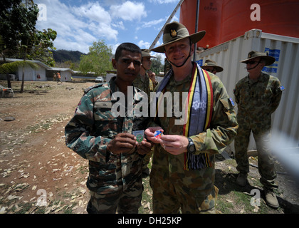 METINARO, le Timor-Leste - (oct. 25, 2013) La Force de défense australienne 1re Brigade et à Brigue. Le général John Frewen commande échanges Banque D'Images