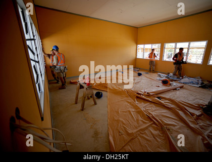 METINARO, le Timor-Leste - (oct. 25, 2013), les ingénieurs de la Royal Australian Navy Seabees américains du Bataillon mobile de construction navale Banque D'Images