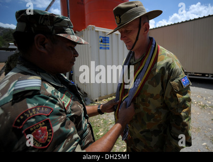 METINARO, le Timor-Leste - (oct. 25, 2013) La Force de défense australienne 1re Brigade et à Brigue. Le général John Frewen reçoit une traditi Banque D'Images