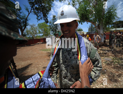 METINARO, le Timor-Leste - (oct. 25, 2013) U.S. Navy Seabee Chef Utilitiesman Miguel Fernandez, Catherine Flaesch-mougin mobiles de construction navale Banque D'Images