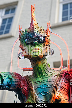 Femme de couleur multi futuriste robot mannequin wearing sunglasses Banque D'Images