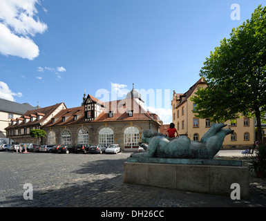 À l'université, Botero sculpture 'Femme allongée avec fruit', Bamberg, Bavière, Heumarkt Banque D'Images