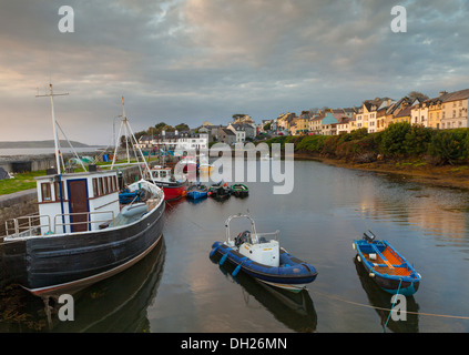 Le comté de Galway, Irlande : la lumière du matin sur les bateaux du port et village de magasins du village de Connemara Connemara Banque D'Images