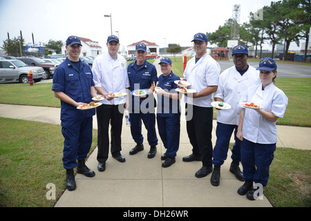 Les membres de la Garde côtière canadienne qui a participé à un concours culinaire à Little Creek Station de la Garde côtière canadienne dans la région de Virginia Beach, en Virginie, pour une photo de groupe après le jugement, le lundi, 28 octobre, 2013. Unités Participantes : Stations de la Garde côtière canadienne Little Creek Banque D'Images