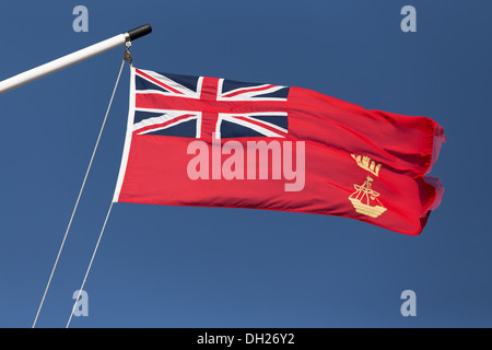 Le drapeau royal Lymington Yacht Club avec l'Union Jack et un bateau à voile d'or Banque D'Images