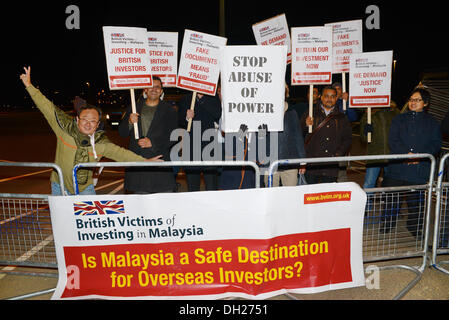 London UK 29 Septembre 2013 : un petit groupe de "British victimes d'investir en Malaisie ' protester contre la compagnie malaisienne Doxport Technologies Sdn. 1m30 de base à l'aide de fausses factures frauduleuses et les documents à l'extérieur du centre Excel à Londres à la Malaysian-exécutez 'World Islamic Economic Forum" où le Premier Ministre malaisien Najib Razak et le ministre du Commerce international seront invités officiels. Credit : Voir Li/Alamy Live News Banque D'Images