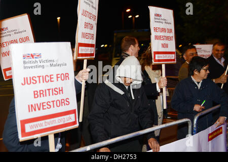 London UK 29 Septembre 2013 : un petit groupe de "British victimes d'investir en Malaisie ' protester contre la compagnie malaisienne Doxport Technologies Sdn. 1m30 de base à l'aide de fausses factures frauduleuses et les documents à l'extérieur du centre Excel à Londres à la Malaysian-exécutez 'World Islamic Economic Forum" où le Premier Ministre malaisien Najib Razak et le ministre du Commerce international seront invités officiels. Credit : Voir Li/Alamy Live News Banque D'Images