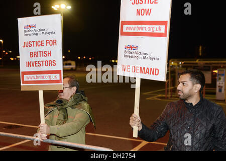 London UK 29 Septembre 2013 : un petit groupe de "British victimes d'investir en Malaisie ' protester contre la compagnie malaisienne Doxport Technologies Sdn. 1m30 de base à l'aide de fausses factures frauduleuses et les documents à l'extérieur du centre Excel à Londres à la Malaysian-exécutez 'World Islamic Economic Forum" où le Premier Ministre malaisien Najib Razak et le ministre du Commerce international seront invités officiels. Credit : Voir Li/Alamy Live News Banque D'Images