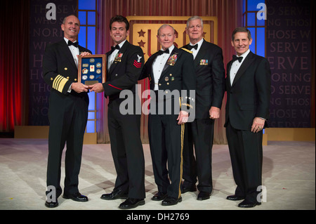 Chef des opérations navales (ONC) Adm. Jonathan Greenert, Président de l'état-major des armées Le Général Martin Dempsey, ancien Président Banque D'Images