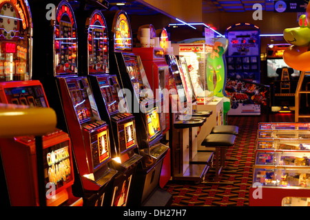 Un bras de bandits et les machines de jeu dans une arcade à Weston super Mare, North Somerset, Octobre 2013 Banque D'Images