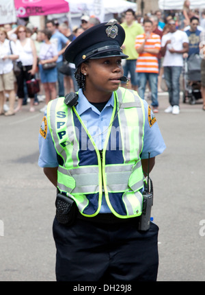 Black police woman calmement diriger la circulation. Grand Old Day Festival St Paul Minnesota MN USA Banque D'Images