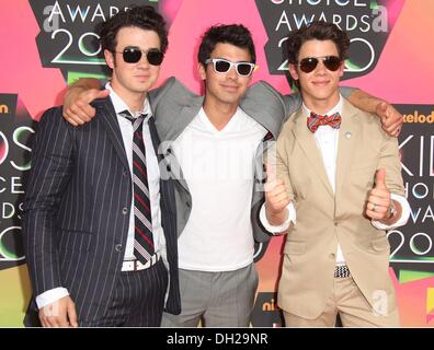 29 octobre 2013 - (photo) - Les Jonas Brothers, Nick, Joe et Kevin, a annoncé mardi qu'ils sont officiellement briser. Sur la photo : le 27 mars 2010 - Westwood, Californie, États-Unis - JONAS BROTHERS arrivant à la Kid's Choice Awards 2010 qui a eu lieu à l'UCLA. (Crédit Image : © Lisa O'Connor/ZUMA Press) Banque D'Images