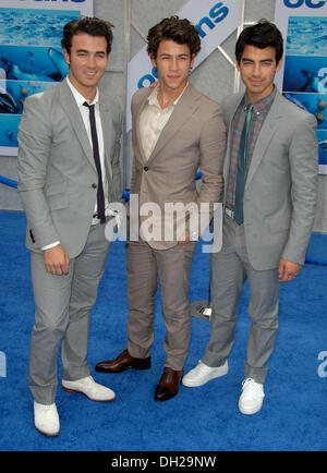 29 octobre 2013 - (photo) - Les Jonas Brothers, Nick, Joe et Kevin, a annoncé mardi qu'ils sont officiellement briser. Sur la photo : April 17, 2010 - Los Angeles, Californie, États-Unis - JONAS BROTHERS assiste à la première tapis bleu de 'Océans' tenue à l'El Capitan Theatre. (Crédit Image : © D. Long/Globe Photos/ZUMApress.com) Banque D'Images