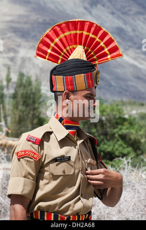Les membres des forces de sécurité des frontières de l'Inde en assistant à l'uniforme de cérémonie commémorative à Panamik Ladakh. Banque D'Images