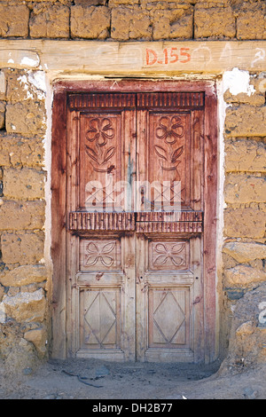 Une vieille porte en bois, sur un bâtiment d'adobe dans les Andes péruviennes, l'Amérique du Sud. Banque D'Images