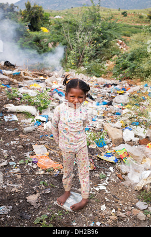 Les Indiens pauvres basse caste Girl standing dans une décharge. L'Andhra Pradesh, Inde Banque D'Images