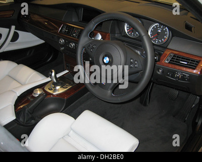La BMW E60 M5 dispose d'un intérieur haute performance, offrant luxe et technologie avancée. Connu pour son moteur puissant, le design intérieur complète le caractère sportif et sophistiqué de la voiture. Banque D'Images