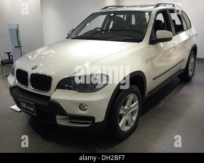 Le BMW E70 X5 est un VUS de luxe de taille moyenne reconnu pour ses performances, ses caractéristiques de sécurité et son habitacle spacieux. Ce modèle offre une combinaison de luxe, de puissance et de capacités tout-terrain, avec un design raffiné adapté aux environnements urbains et difficiles. Banque D'Images