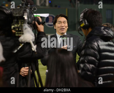 Boston, Massachusetts, USA. 23 Oct, 2013. Hideki Matsui MLB : commentateur à la télévision et ancien joueur de la Ligue Majeure de Baseball Hideki Matsui parle pendant la partie 1 de la Ligue Majeure de Baseball 2013 World Series entre les Cardinals de Saint-Louis et les Red Sox de Boston au Fenway Park à Boston, Massachusetts, United States . © AFLO/Alamy Live News Banque D'Images