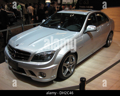 La Mercedes-Benz C63 AMG, une berline sport axée sur la performance, est connue pour son moteur puissant, son design élégant et ses caractéristiques avancées. Il allie luxe et hautes performances pour une expérience de conduite d'élite. Banque D'Images