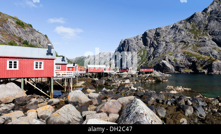 Les maisons de pêcheurs, appelé rorbuer, Nusfjord, Lofoten, Nordland, Norvège, Banque D'Images