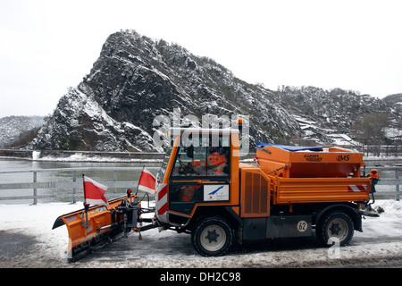 Un chasse-neige qui passent les Oies de neige dans la vallée du Rheintal, Saint- Goar, Rhénanie-Palatinat Banque D'Images