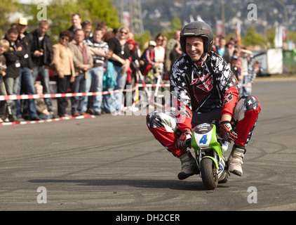 Stuntman Mike Auffenberg moto équitation un pocket bike, Koblenz, Rhénanie-Palatinat Banque D'Images