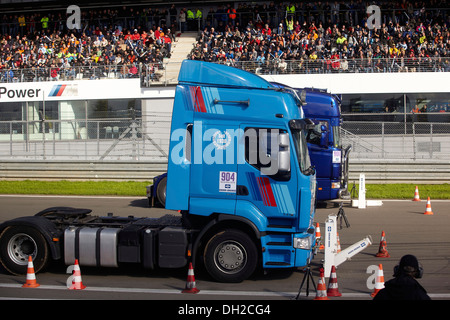 Camions au rendez-vous et d'arrêter le chariot pendant la course Grand Prix 2012, Nürburgring, Rhénanie-Palatinat Banque D'Images