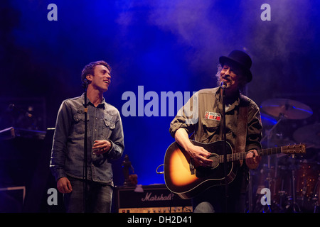 Wolfgang Niedecken, leader du groupe rock BAP, gauche, effectuer avec le concert final au cours Clueso de la BAP d' Banque D'Images
