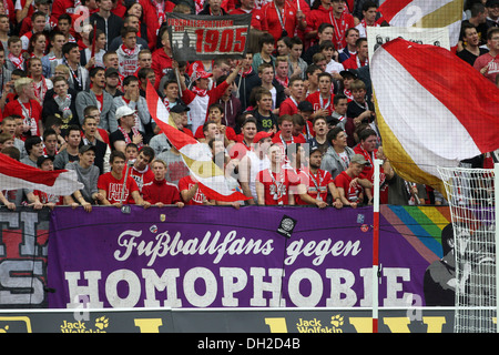 Fans de FSV Mainz 05 football club montrant une bannière 'Fussballfans gegen Homophobie', 'l'allemand pour les fans de football contre Banque D'Images