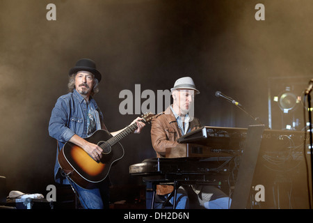 Wolfgang Niedecken, leader du groupe rock BAP, gauche, effectuer avec clavier Michael pendant la Nass dernier concert de Banque D'Images