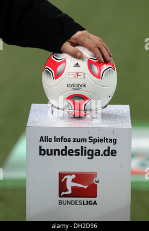 Ball pour le match affiché avant le début du match entre FC Kaiserslautern et l'Erzgebirge Aue, l'Fritz-Walter-Stadion Banque D'Images