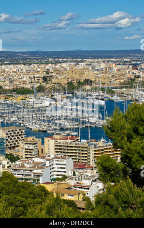 Vue depuis le château de Bellver, château de Bellver, à la ville de Palma de Mallorca et le port, Majorque, Baléares Banque D'Images