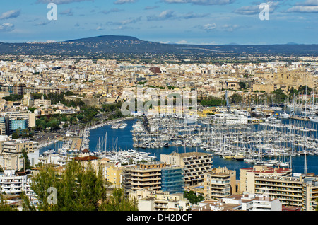 Vue depuis le château de Bellver, château de Bellver, à la ville de Palma de Mallorca et le port, Majorque, Baléares Banque D'Images