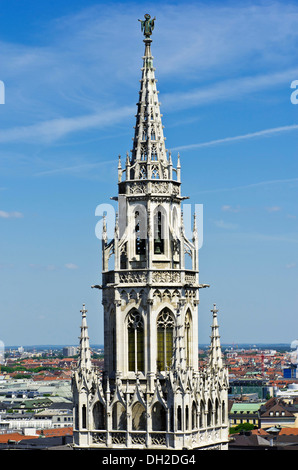 Vue sur le haut de la tour de l'ancienne mairie, Munich, Bavière Banque D'Images