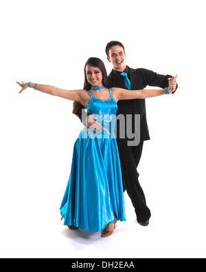 Les jeunes danseurs de bal en costumes officiels posant sur un fond uni dans un studio Banque D'Images