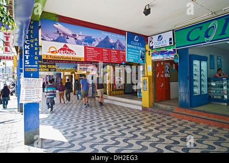 Trekking, d'entreprises touristiques dans les rues de Huaraz au Pérou, Amérique du Sud. Banque D'Images