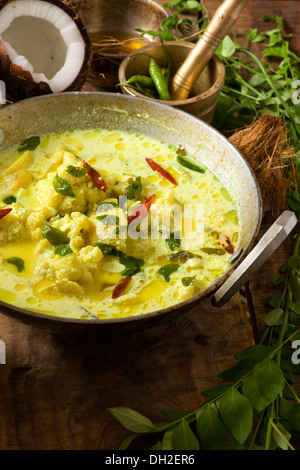 Indiens la South Indian curry de légumes à la noix de coco, pomme de terre, chou-fleur, curcuma, piment, et des feuilles de cari Banque D'Images